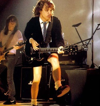 AC_DC_的_Angus_Young_也很会这一招：.jpg